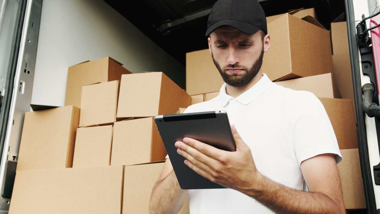 Plata ramburs la livrarea coletelor: ce înseamnă, condiții, avantaje și dezavantaje